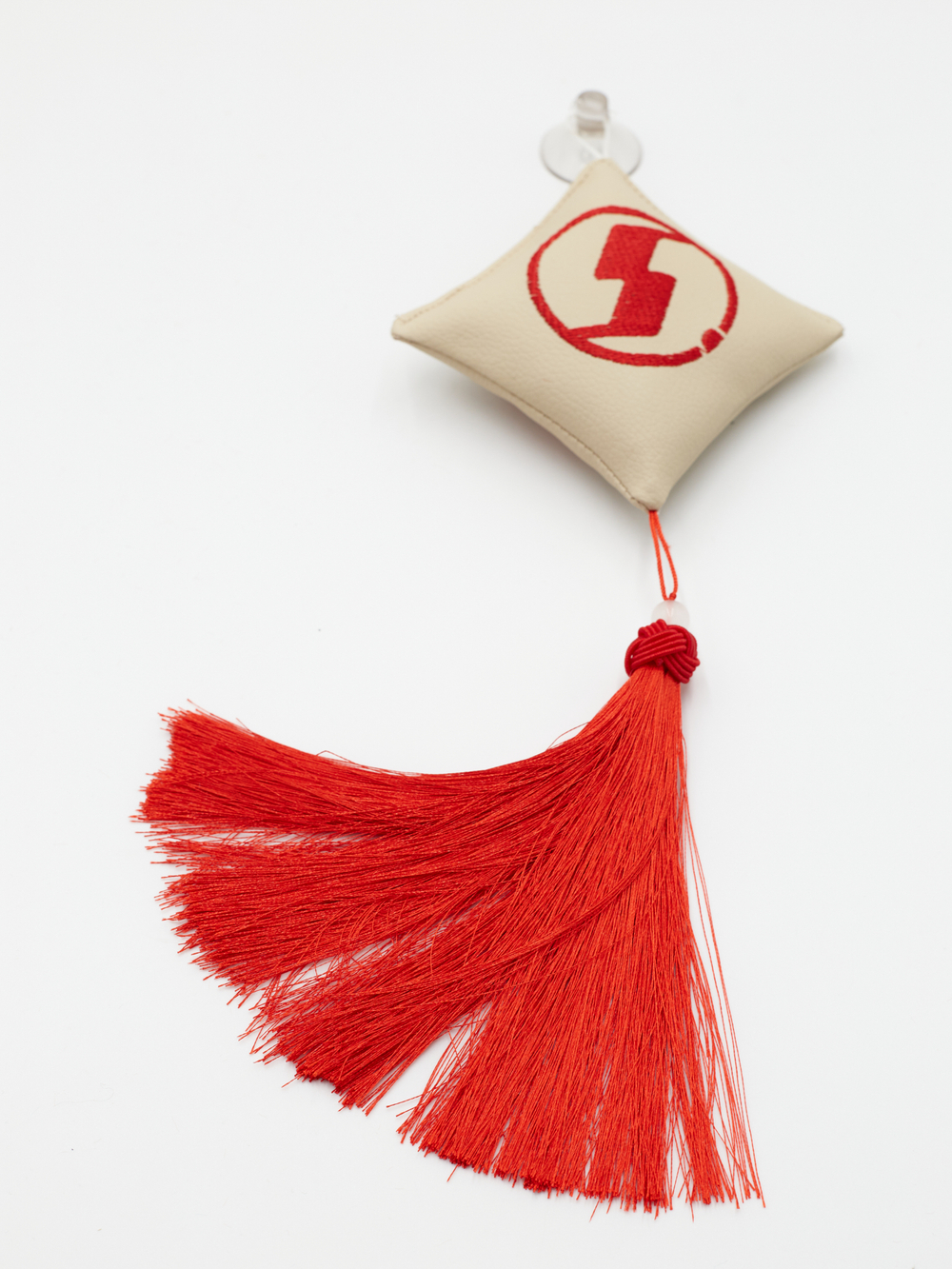 Ромб объемный на присоске SHACMAN (экокожа, бежевый, красная вышивка, кисть)