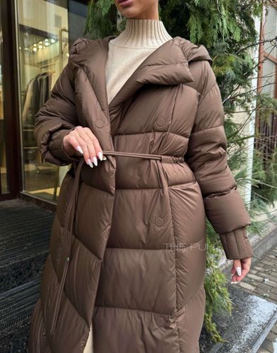 Удлиненный коричневый пуховик на запах с объемным капюшоном