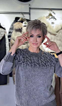 Свитер Romina — гранж, свобода и выразительный акцент