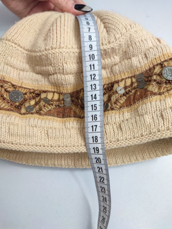 Шапка светлого оттенка