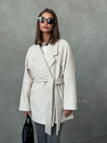 Бежевое шерстяное пальто с утепленным жилетом