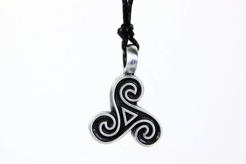 Кулон Трискелион