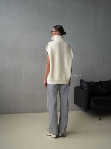 Молочный вязаный жилет на молнии