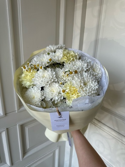 сборный  букет из хризантемы, ромашки и диантусов