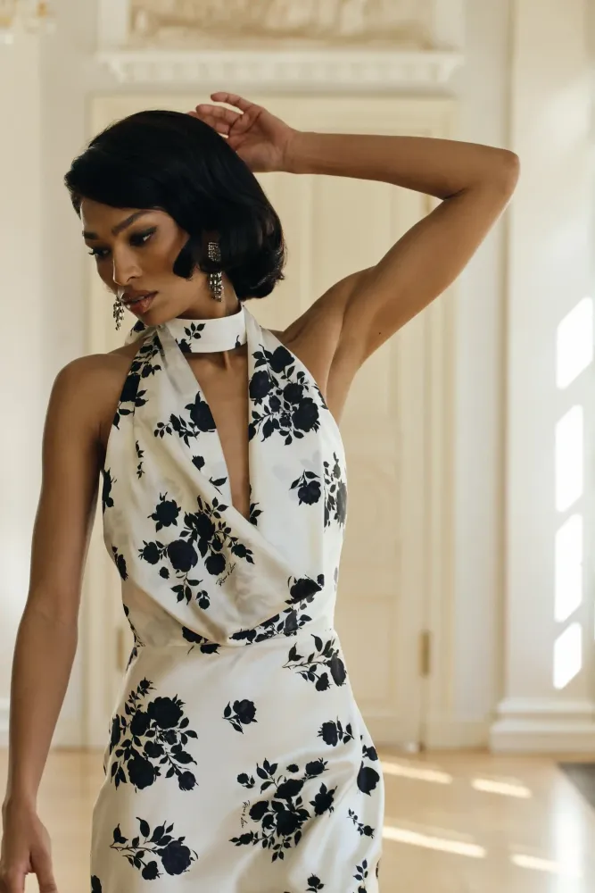 Alia maxi, платье макси с чокером из черного атласа с цветочным принтом