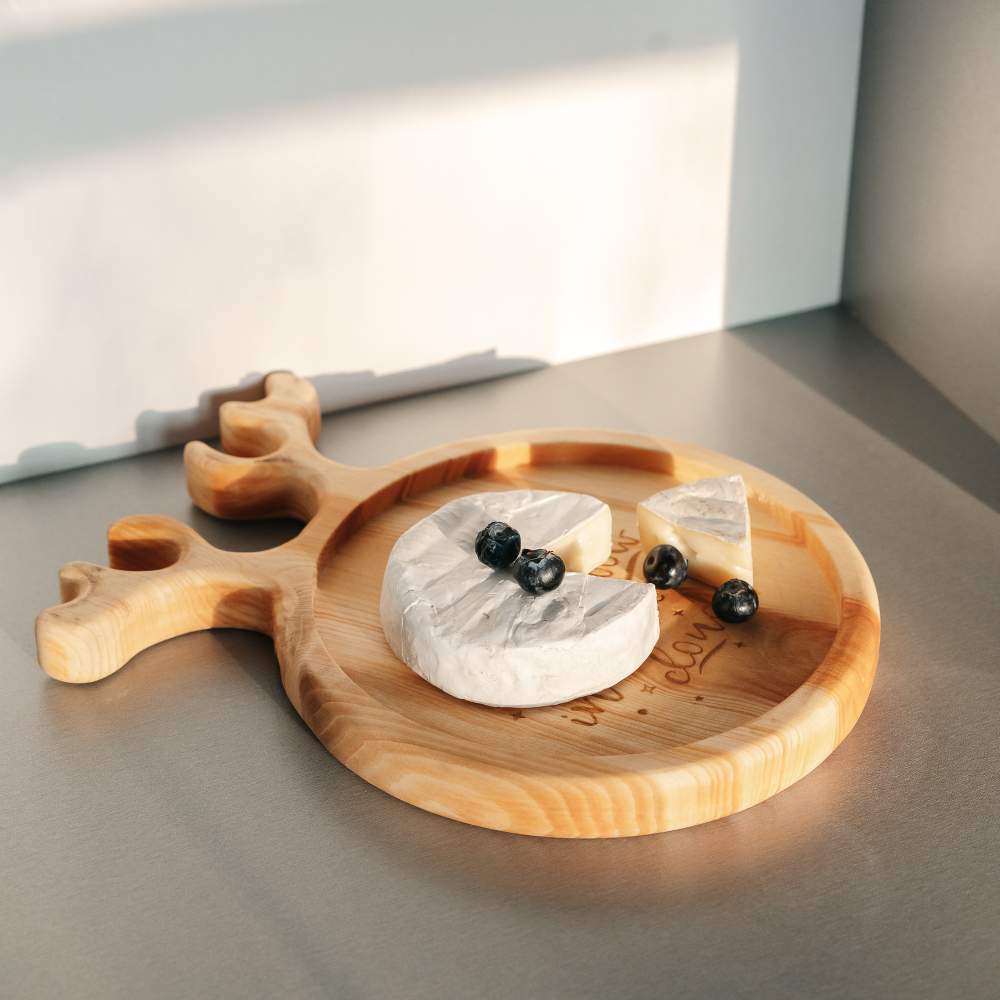 Деревянная менажница из сибирского кедра для подачи блюд и закусок с гравировкой "Try to be a rainbow in someone's cloud". MG88