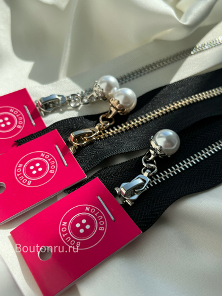 Молния черная с жемчужиной в обрамлении ажурного золотистого металла