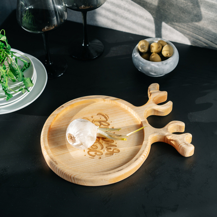 Деревянная менажница из кедра для подачи блюд и закусок с гравировкой "Время чудес"