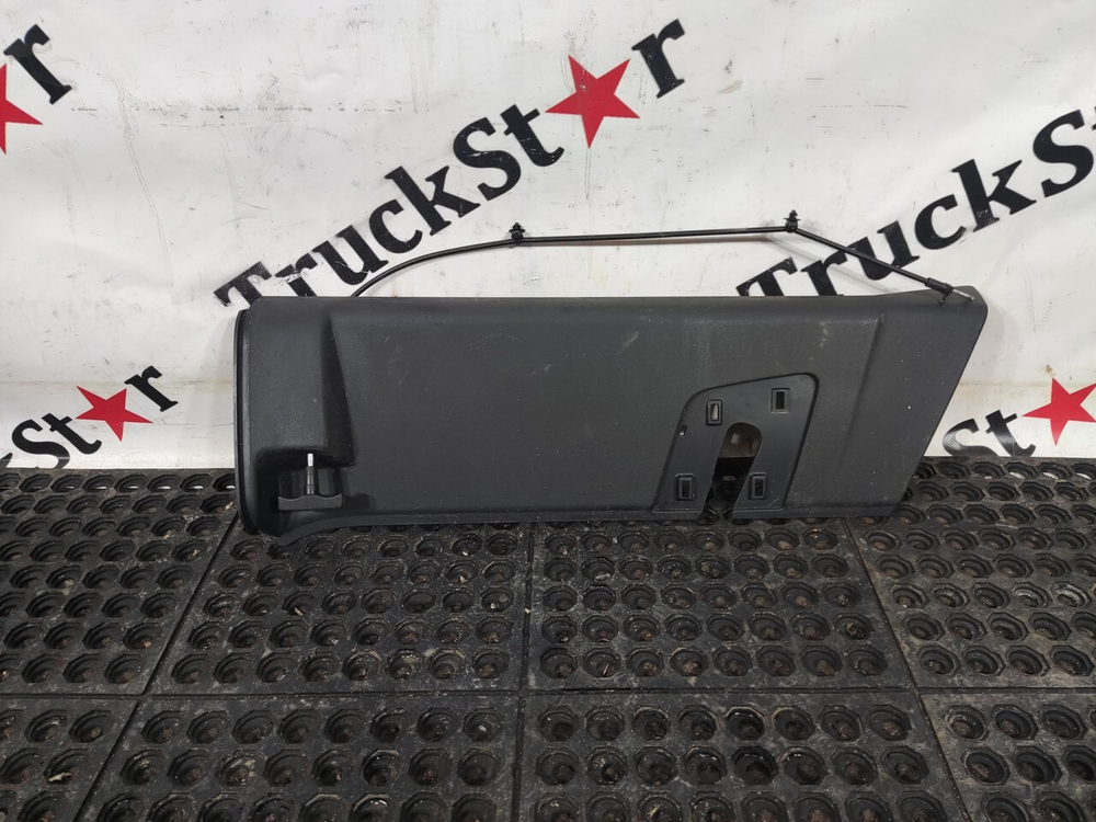 Накладка в сборе с тросом инструментального ящика 2023г