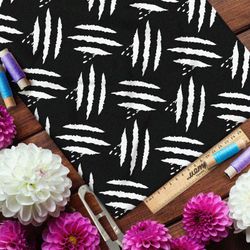 Ткань мембрана белые следы от когтей на чёрном фоне