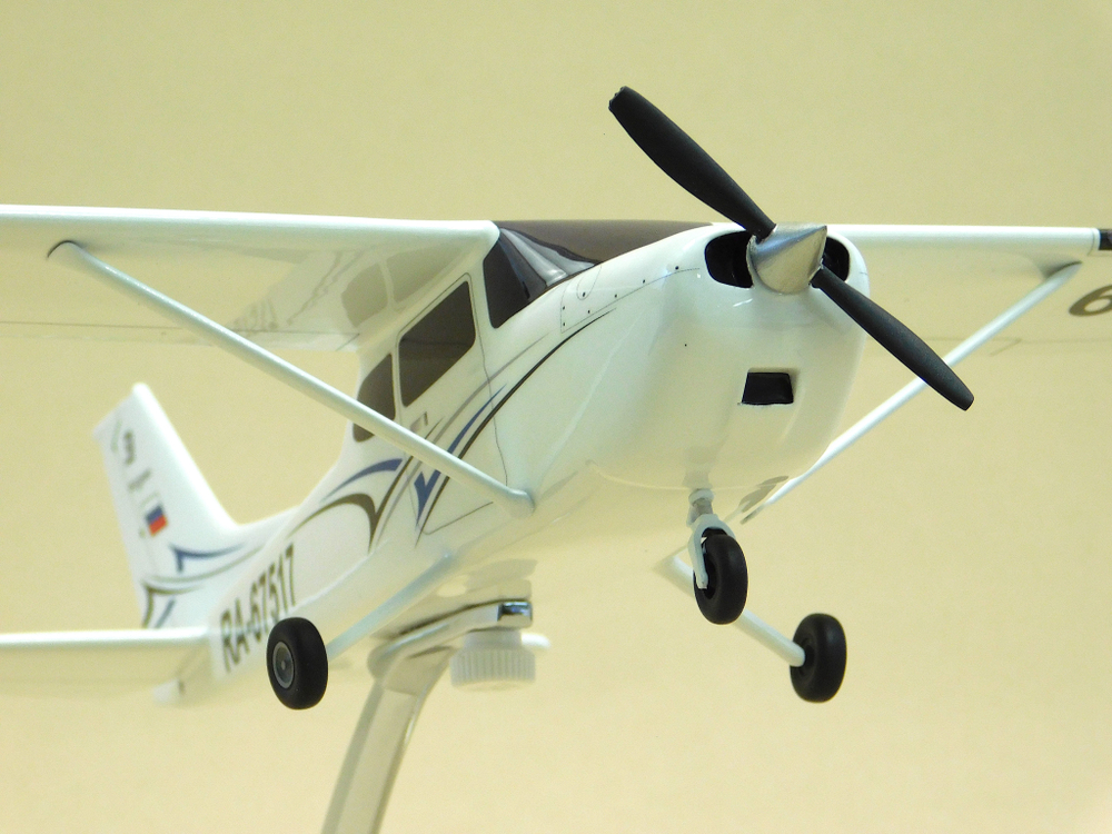 Модель самолета Cessna 172S (М1:32)