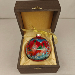 Шар новогодний с круговой росписью Палех "Тройка. Москва" на красном в футляре