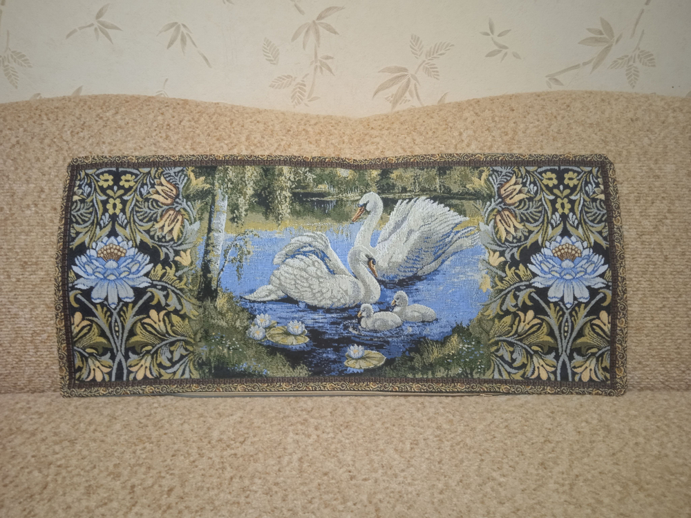 Декоративный гобеленовый чехол Семья лебедей 34х77