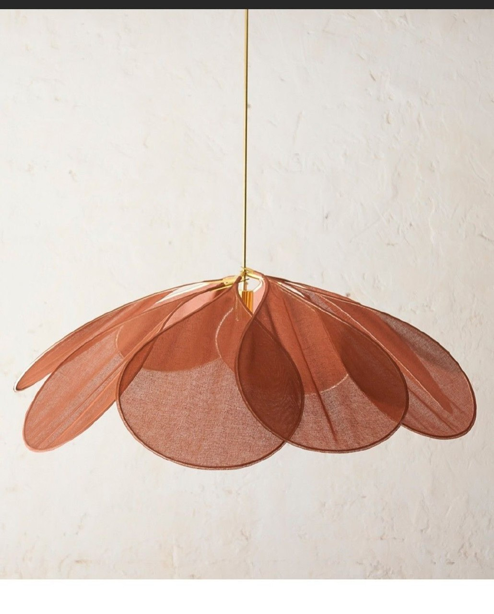 Нежный и легкий подвесной светильник в форме лепестков.