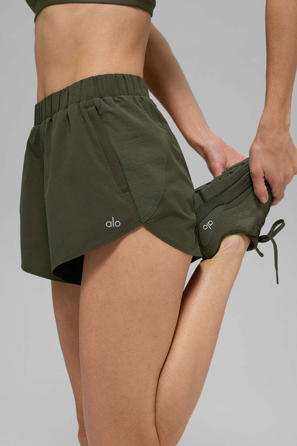 Alo yoga Шорты Playmaker, оливково-зеленый