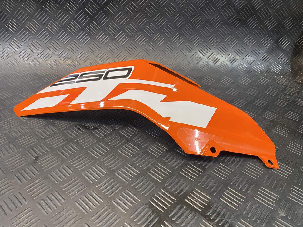 Пластик боковой левый KTM 250 Duke 2020