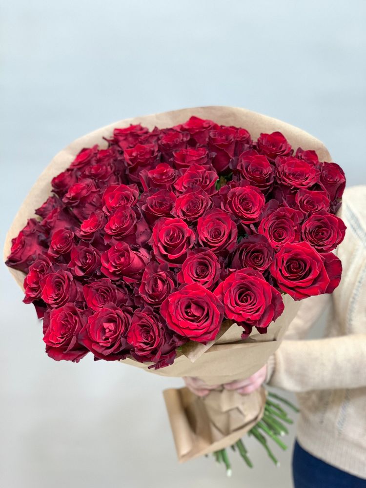 Букет 55 красных роз Эквадор 70см в крафте