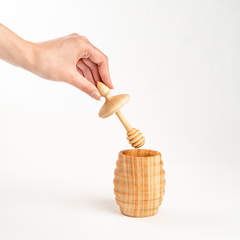 Кубышка для меда, соли, специй, пряностей из древесины кедра с ложкой для меда. KD6