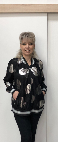 Нарядный бомбер-жакет с серебристыми кругами, на молнии