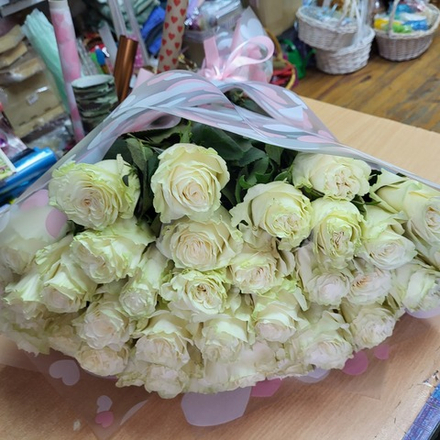 35 белых роз