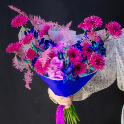 29. Неоновый авторский букет с гермини и орхидеей