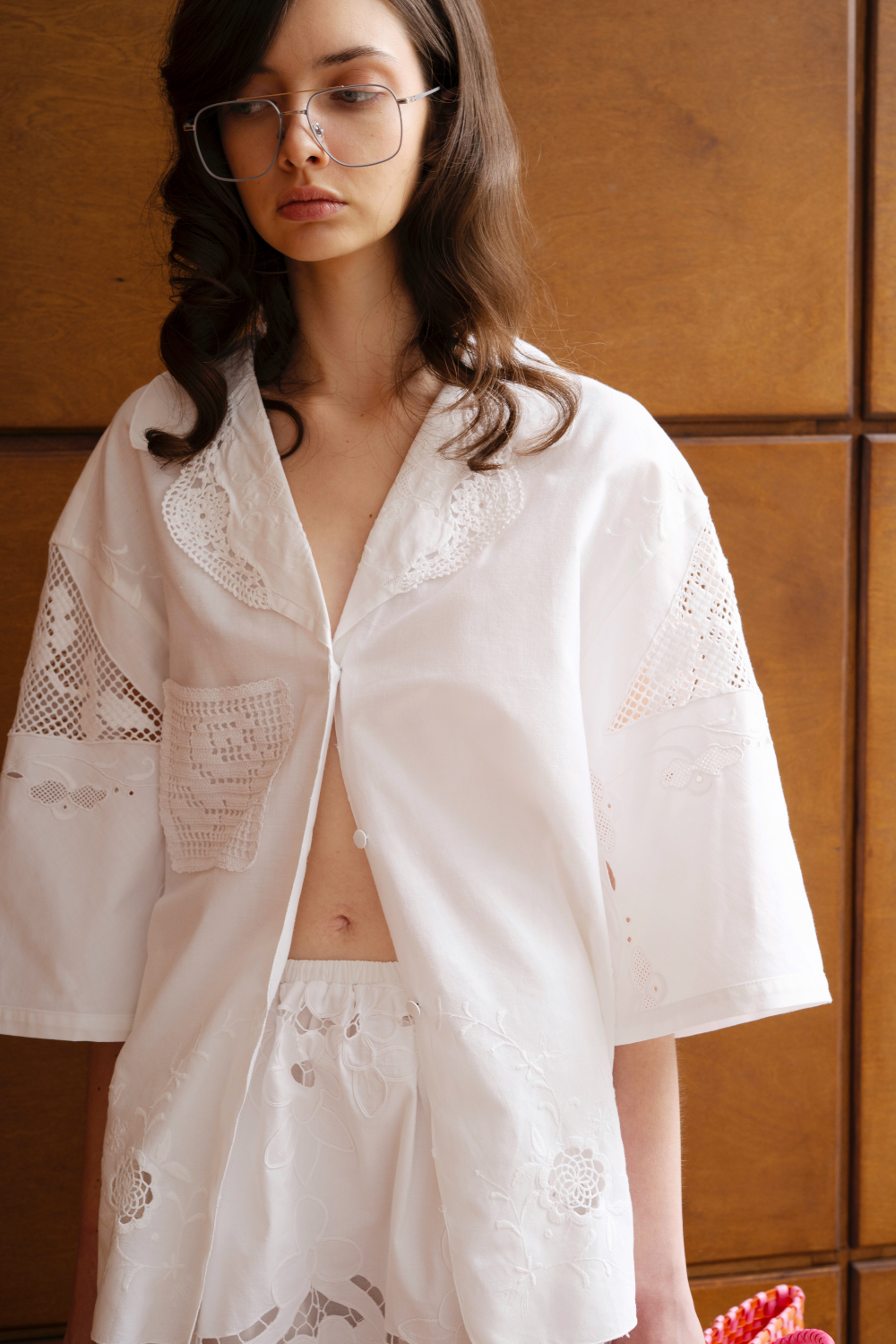 Рубашка с вязанным кармашком с розочкой