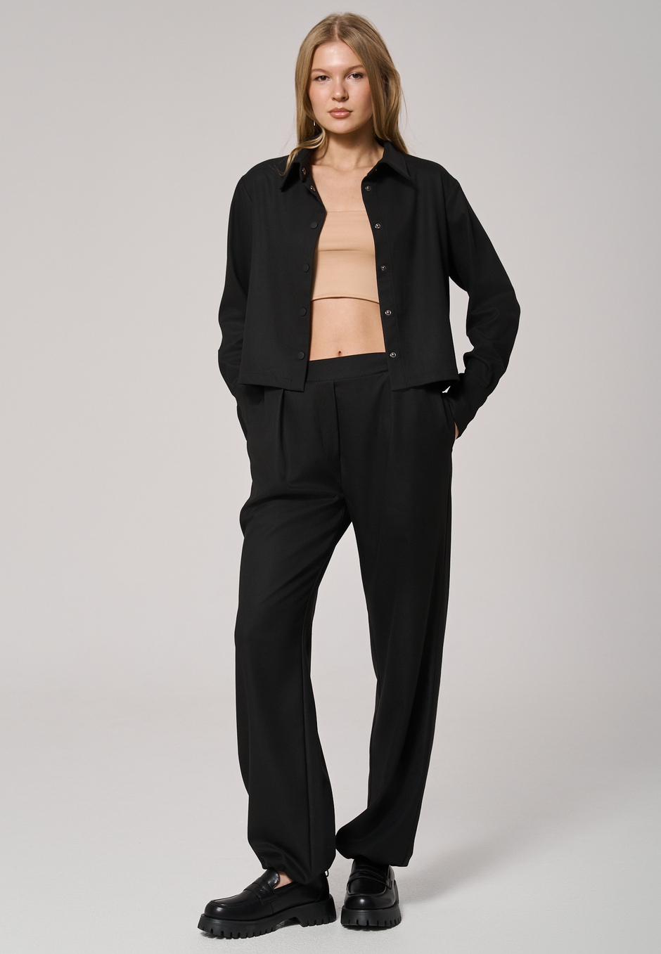 Брюки с поясом на резинке черные