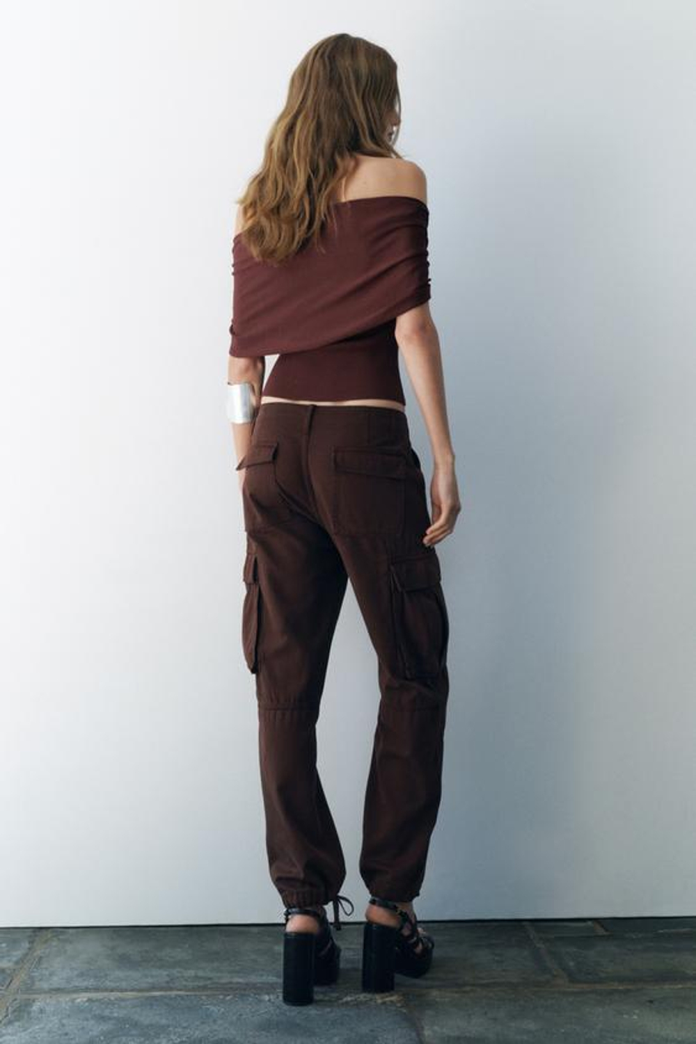 ZARA ТРИКОТАЖНЫЙ ТОП С ОТКРЫТЫМИ ПЛЕЧАМИ И МЕТАЛЛИЧЕСКИМ КОЛЬЦОМ, КОРИЧНЕВЫЙ