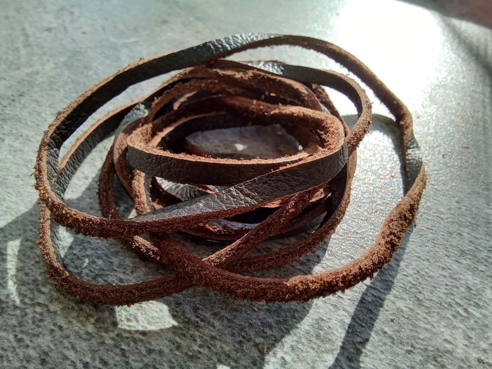 Шнурок кожаный