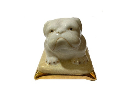 Бульдог на золотой подушке