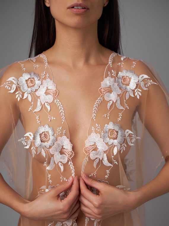 05-127 Вышивка на неэл. сетке 22 см, бежевый/белый/серый (правая)