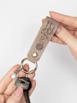 Брелок "Рукодельница" белый