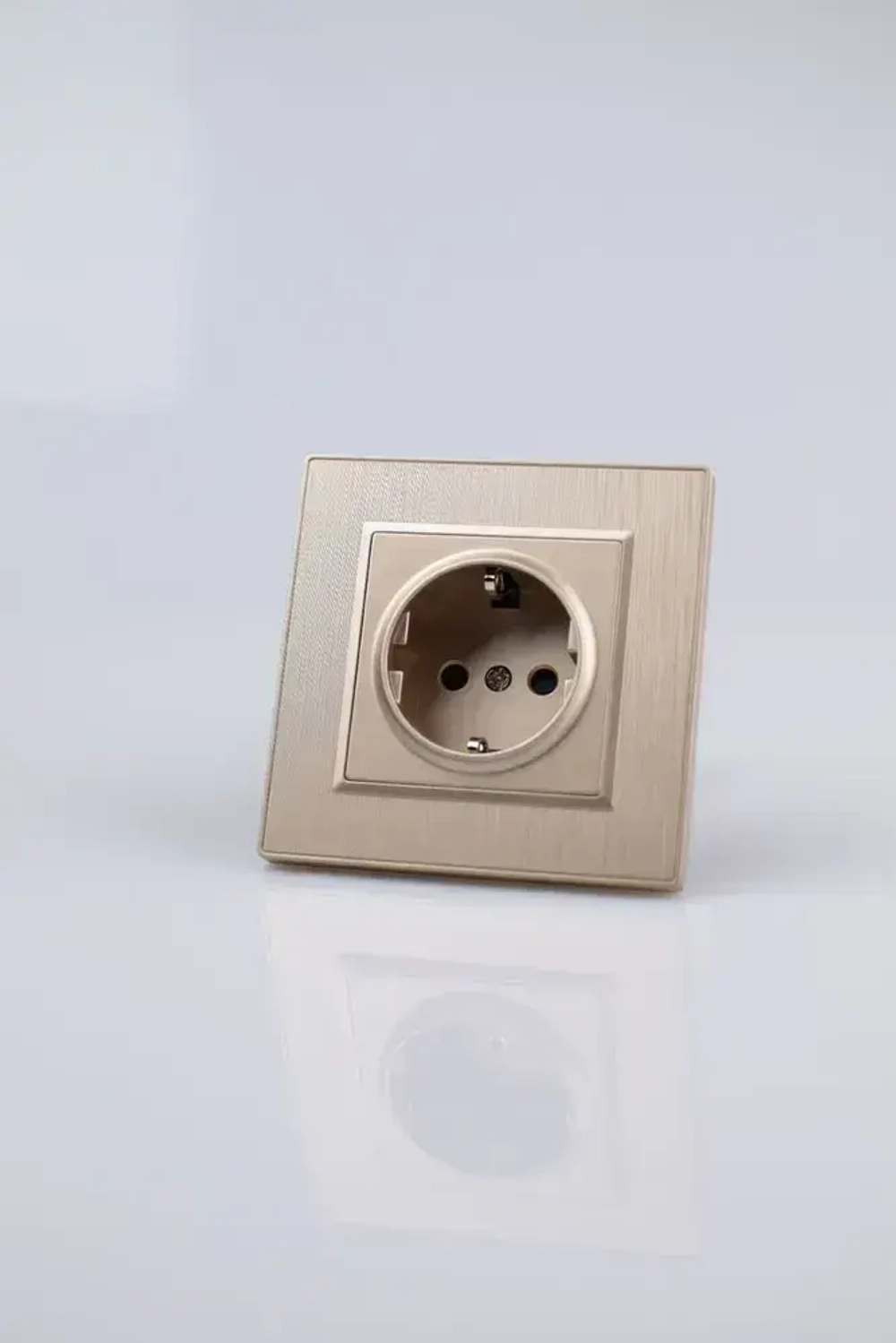 Розетка золото одинарная пластик