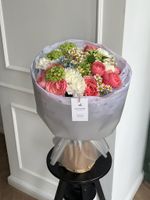 Букет сборный из калл, дельфиниума и садовых цветов