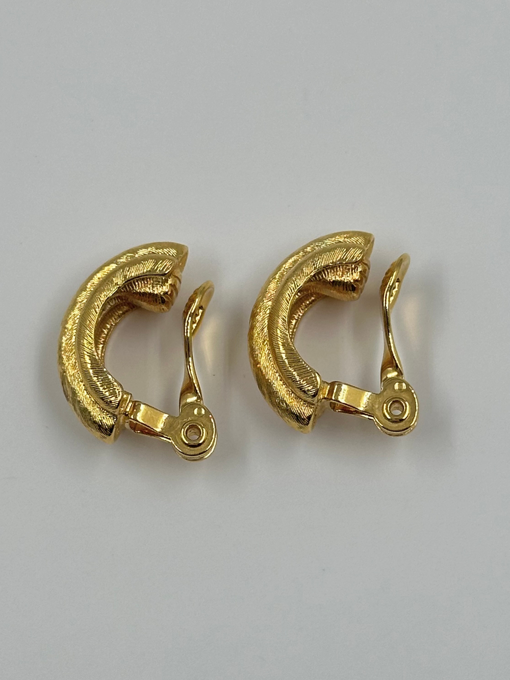 Клипсы полукольца с брашировкой Monet