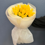 Букет свежих желтых тюльпанов