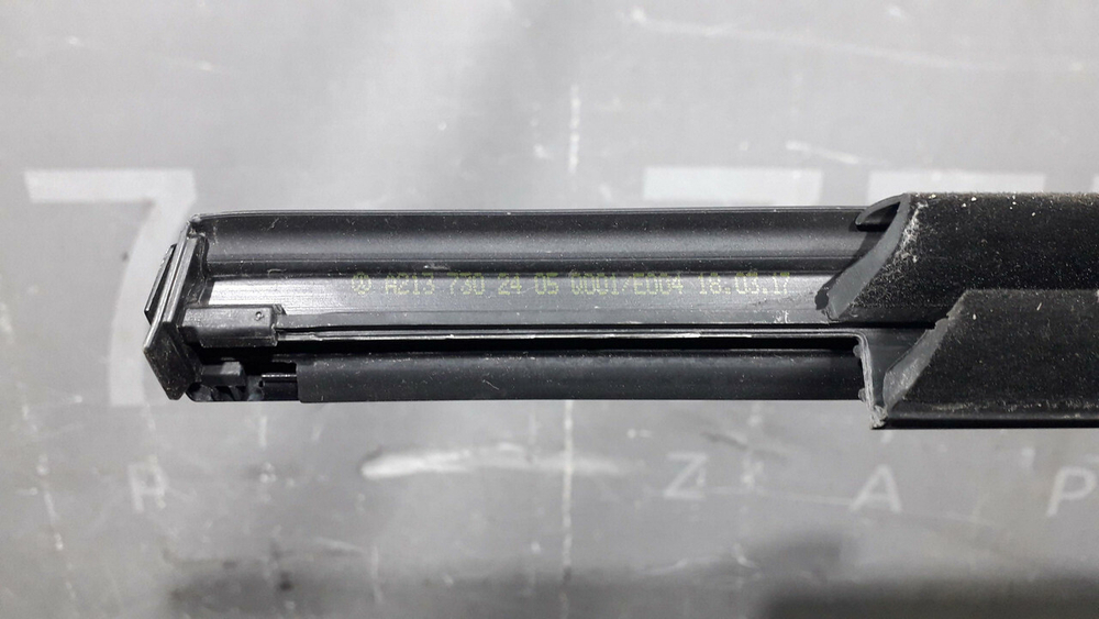 Молдинг двери задней правой Mercedes E (W213) 16-нв Б/У Оригинал A2137302405