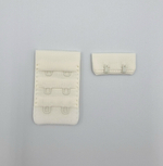 Застёжка тканевая на 2 крючка молочная 3,2 см×5,3 см (Pantone 11-4300 TPG)