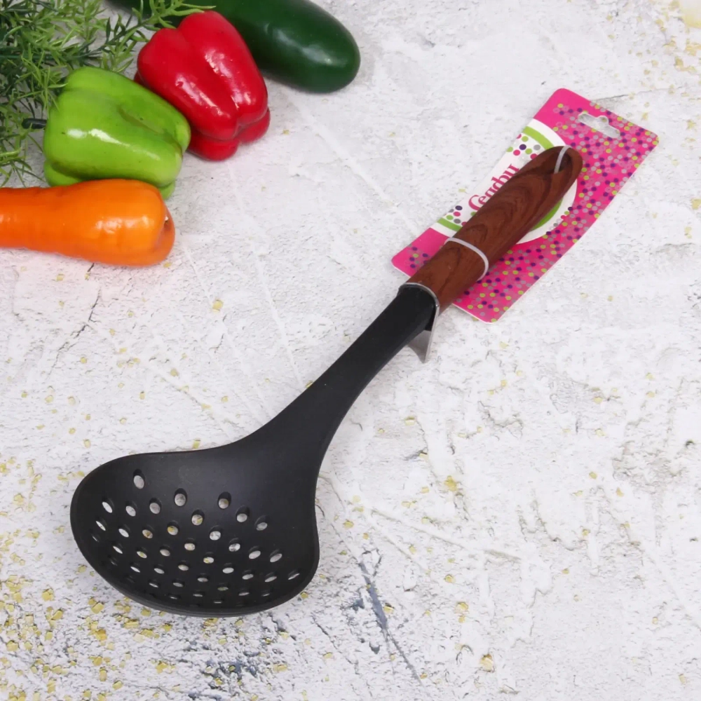 Шумовка кухонная пластиковая с прорезями «Сhocolate»