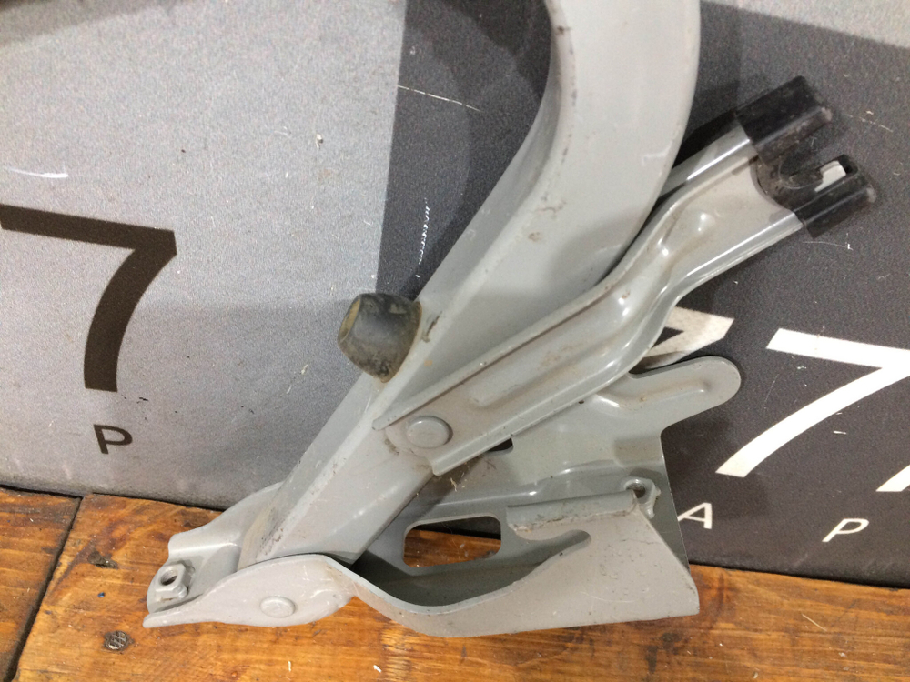 Петля крышки багажника правая Kia Rio 4 17- Новая 79220H0000