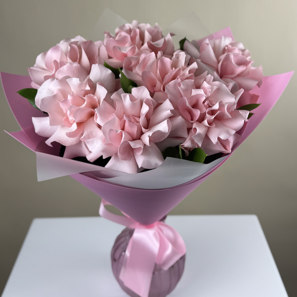 Букет из 7 нежно - розовых французских роз с зеленью в упаковке №3