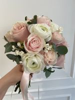 Свадебный букет из ранункулюсов, одноголовых роз и эвкалипта