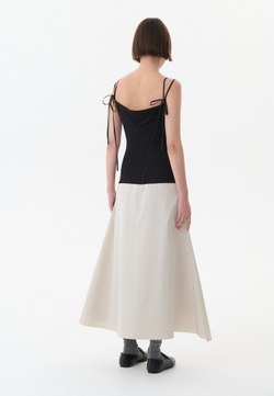 Платье на бретелях с ассиметричной юбкой