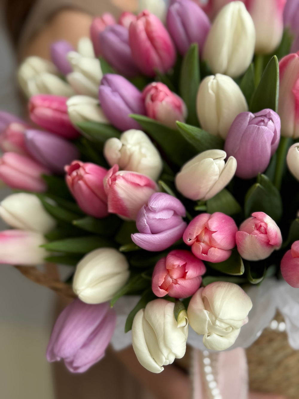 Розовые, белые и сиреневые тюльпаны в стильной корзине от Флора Маркет