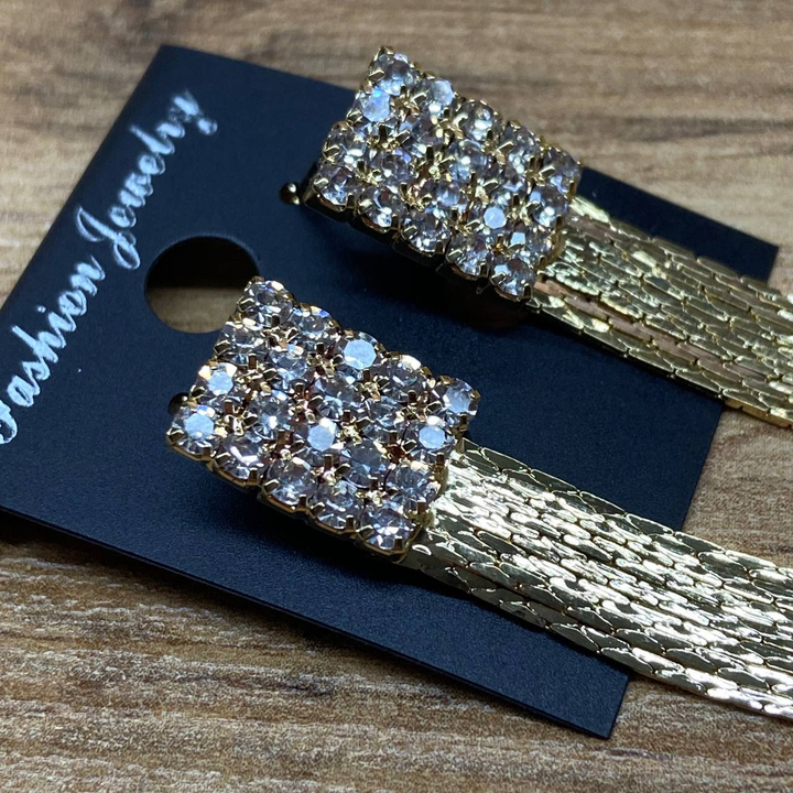 Серьги англ.заст. Bogema прямоугольник из страз 4 х 5 цепочки жгутики металл золотистый