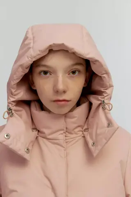 Зимняя куртка со съемным капюшоном розового цвета