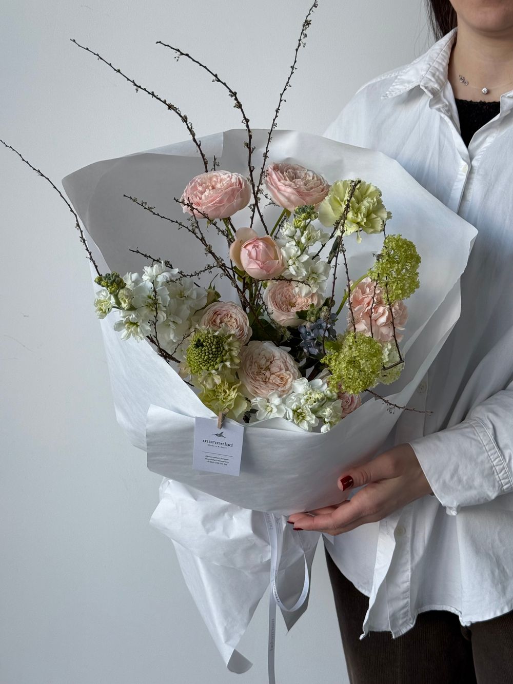 Букет из маттиолы, веток спиреи, диантусов, оксипеталума и кустовых пионовидных роз