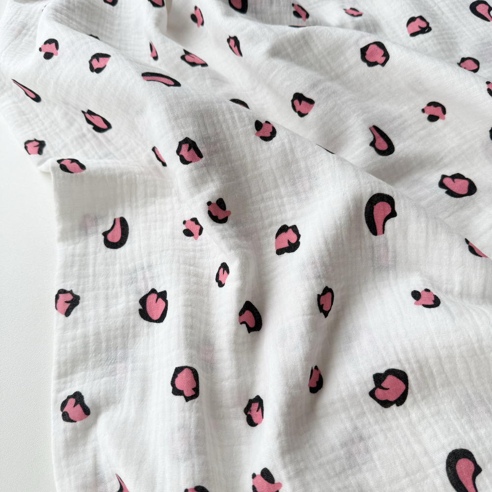 Муслин Лео на молочном фоне