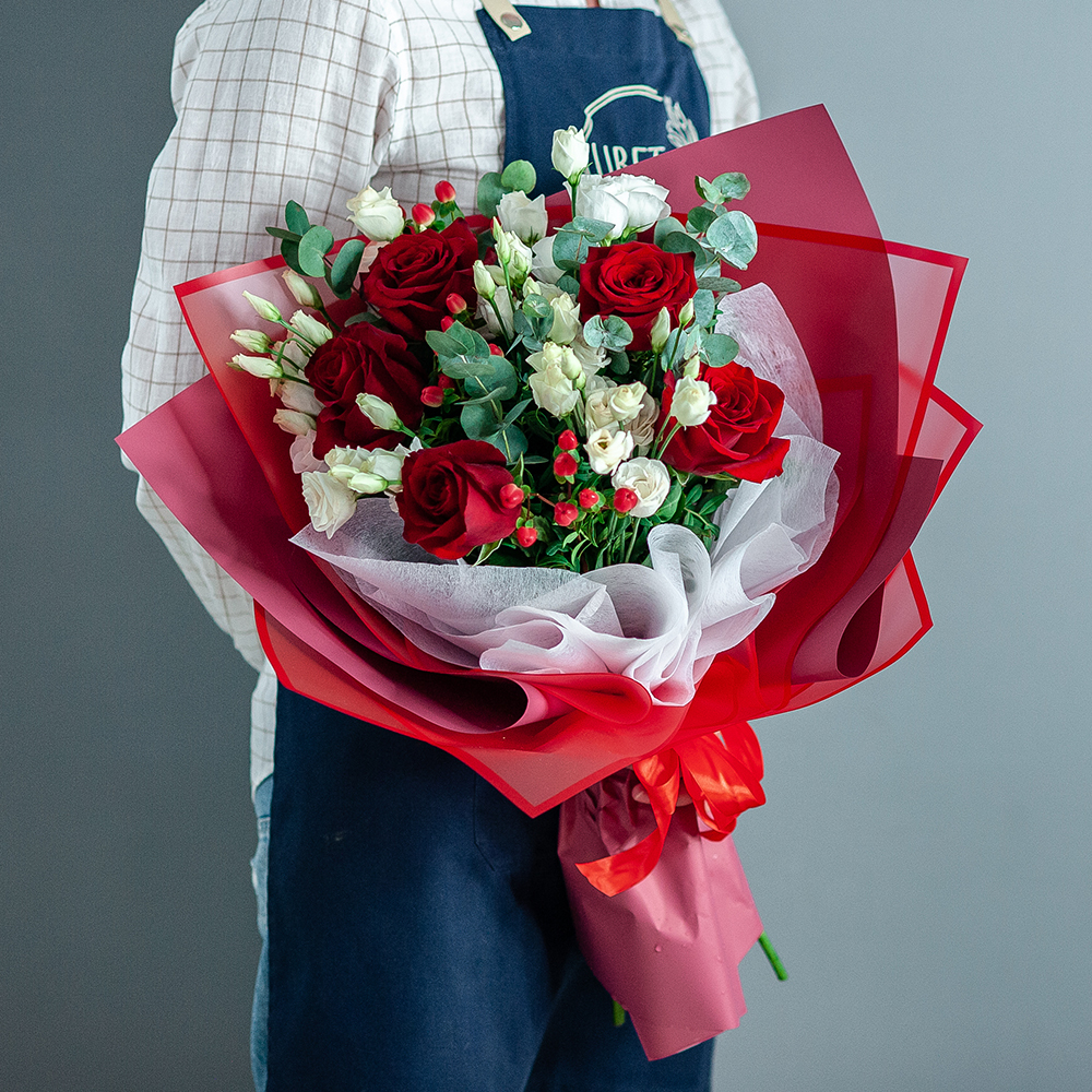 Сборный букет с красной розой, эустомой и эвкалиптом