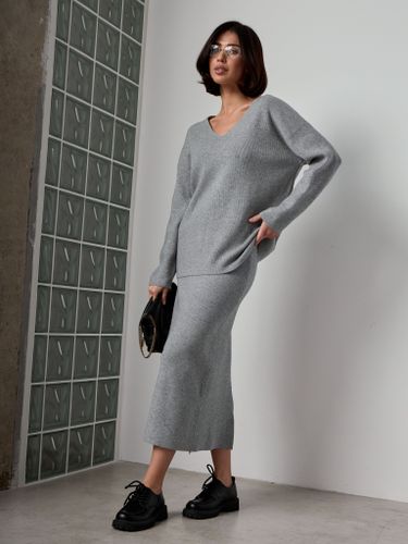 Трикотажный костюм с юбкой серого цвета